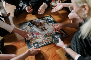Spieleabend im ZiM Poing - Foto spielende Erwachsene