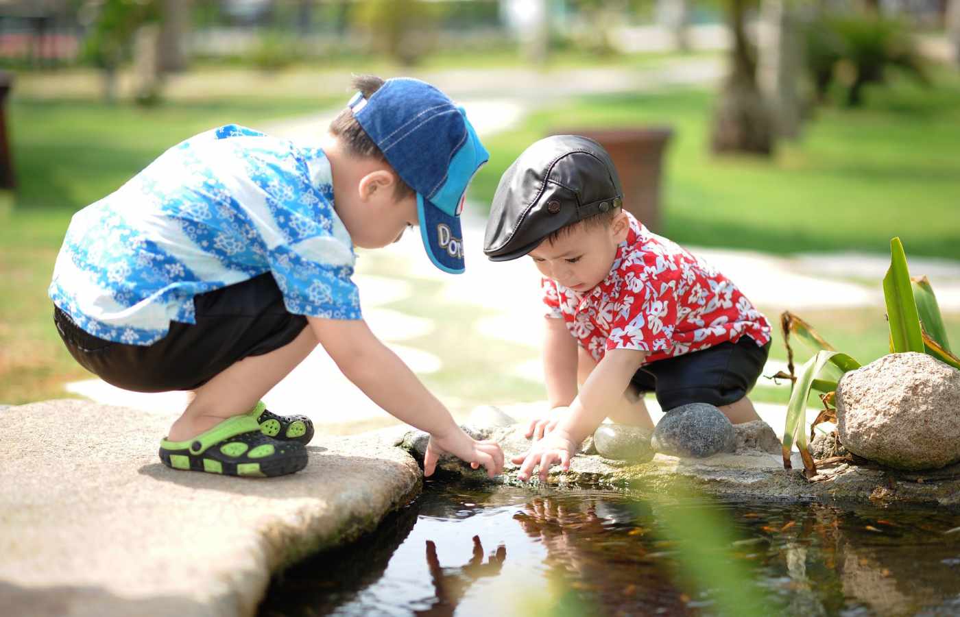 images/Headerbildauswahl/alte-Headerfotos/2-Jungs-am-Wasser.jpg